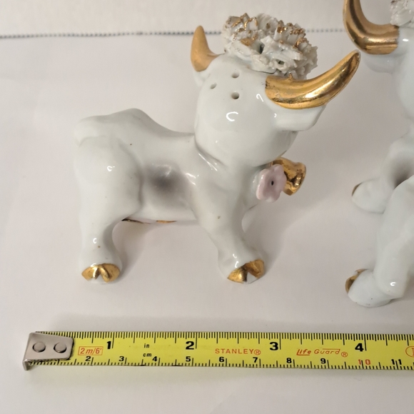 Vintage Spaghetti Cow Bull Kitschy Figurines Gold Roses Pair Set Of 2 Japan - Picture 3 of 12